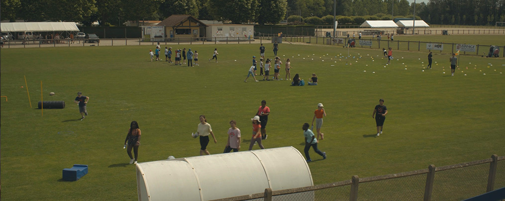 Jeunes ados sur un stade omnisport