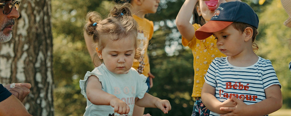 Jeunes enfants cueillant des fleurs