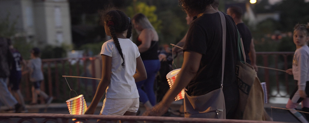 Familles lors d'une marche aux lanternes