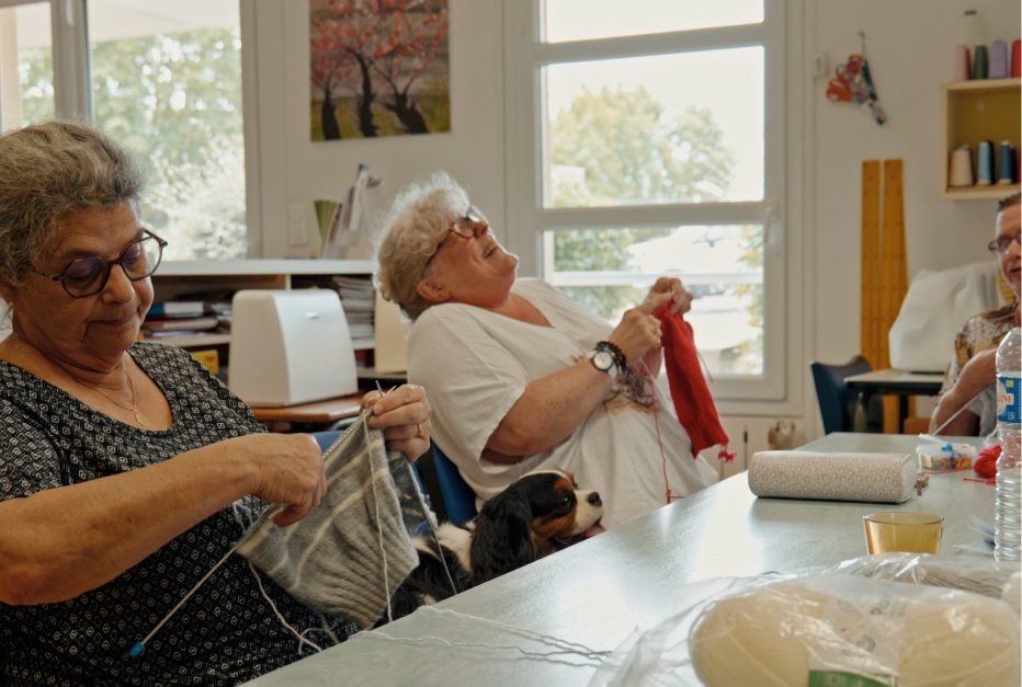 Personnes agées faisant du crochet